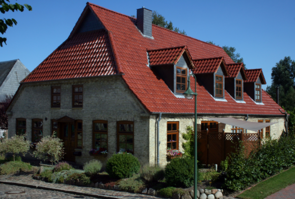 Rumah dengan Atap Miring Khas Belanda